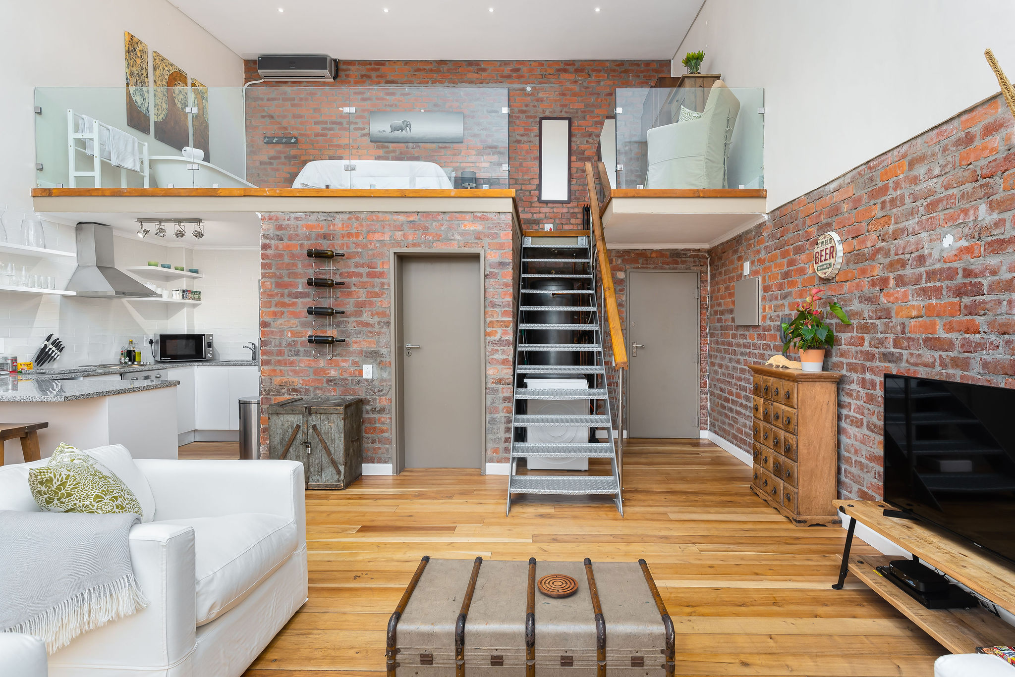 Stylish Industrial Loft in heart of Cape Town. - Bloem Street, Cape Town - Photo 2